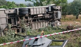 Sakarya’da öğrencileri taşıyan otobüs devrildi: 12 yaralı