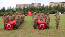 Bir günlüğüne asker olan engelli gençler tezkere aldı