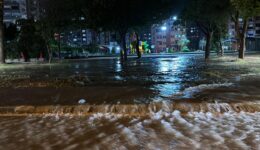 Adana’da sağanak: Yollar göle döndü