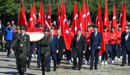 Bakan Bak ve beraberindeki heyet Anıtkabir’i ziyaret etti