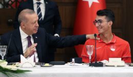 Cumhurbaşkanı Erdoğan Mete Gazoz’u arayarak tebrik etti