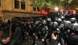 Gürcistan’da polis, parlamento binasının kapılarını kuşatan göstericilere müdahale etti