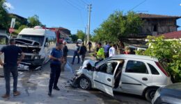 Sakarya’da servis minibüsü ile otomobil çarpıştı: 6 yaralı