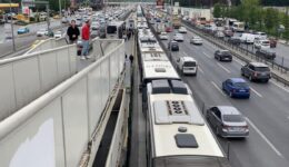 İstanbul’da metrobüs arızalandı: Uzun araç kuyruğu oluştu