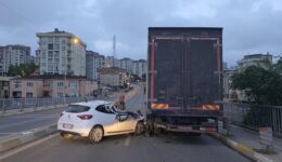 Pendik’te park halindeki tıra çarpan otomobildeki 2 kişi yaralandı