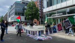 Hollanda’da Starbucks şubelerinin önünde İsrail protesto edildi