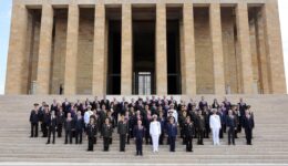 Bakan Güler, OYAK’ın 64. genel kurulu dolayısıyla Anıtkabir’i ziyaret etti