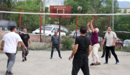 Sarp dağların arasındaki mahalle voleybol ile birleşiyor