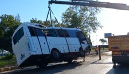 Antalya’da servis midibüsü devrildi: 1 ölü, 7 yaralı