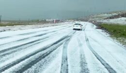 Ardahan’da dolu yağışı: Yollar beyaza büründü