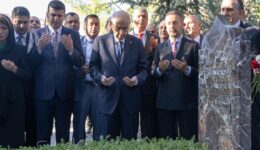 Bahçeli, Alparslan Türkeş’in kabrini ziyaret etti