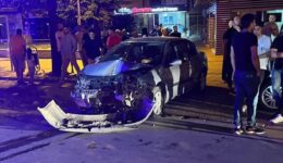 Bursa’da, aydınlatma direğine çarpan otomobildeki 5 kişi yaralandı