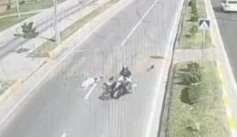 Ehliyetsiz motosiklet sürücüsünün çarptığı yaya ağır yaralandı
