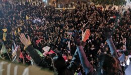 Paris’te vatandaşlar AP seçimlerinde sandıktan aşırı sağın çıkmasını protesto etti