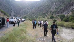 Hakkari’de otomobilin devrilmesi sonucu yaralanan polis memuru hayatını kaybetti