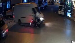 İzmir’de hafif ticari araçla motosiklet çarpıştı