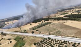 Çanakkale’de tarım alanındaki yangın ormanlık alana ilerliyor