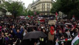 Paris’te on binlerce kişi Gazze’ye destek için yürüdü