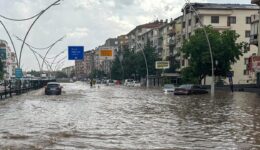 Uşak’ta sağanak ve dolu: Yollar göle döndü