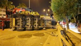 İzmir’de dorsesi devrilen hafriyat kamyonunun şoförü yaralandı