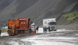 Erzincan-Sivas kara yolunda heyelan: Yol kapandı
