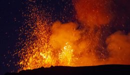 İtalya’da Etna Yanardağı yeniden kül ve lav püskürttü