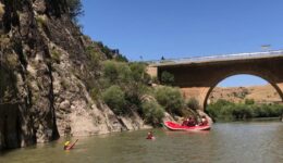 Kavurucu sıcaklarda rafting yaparak serinlediler